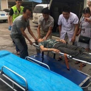 浙江一栋房屋突然倒塌 七旬老人被压在下面
