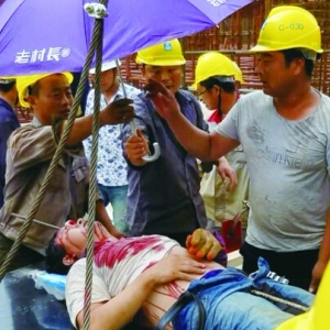 民工失足掉下支架被钢筋捅穿,消防医院联合救援奇迹生还
