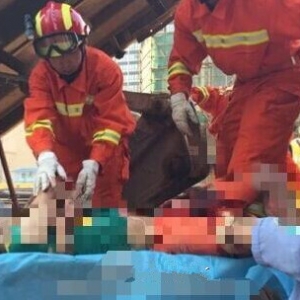 渣土车维修时车厢意外坠落 司机被压身亡