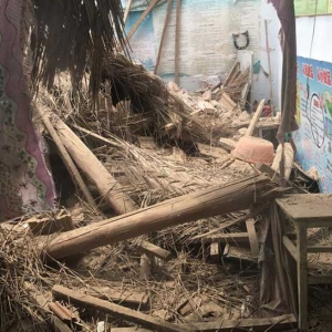 临清一在建工地塔吊被连根拔起 砸坏路旁的轿车