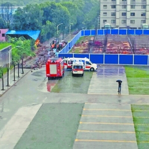 江夏藏龙岛一厂区围墙垮塌 8名员工被埋压身亡