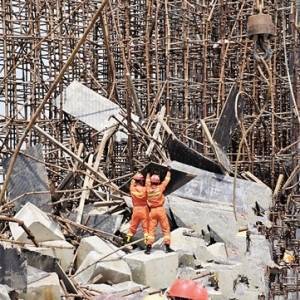 广东一高速工地铁架垮塌 造成一死一伤