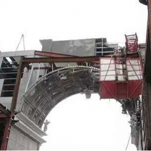 内蒙古乌兰察布市一在建工地升降机坠落 三名工人死亡