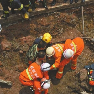 成都一施工工地发生垮塌 消防刨土救起两工人