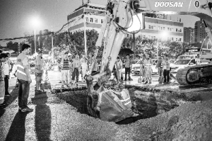 十里堡路口发生路面塌陷 5小时抢填大坑