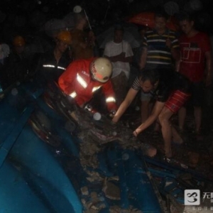 峨眉一工厂围墙垮塌 路过三轮车被埋压致1人死