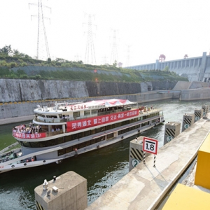 三峡工程升船机试通航 长江水道又添