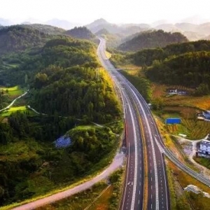 湖南龙永高速公路全线通车 90余公里竟有桥隧89座