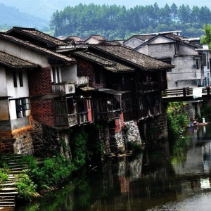 云南丽江要建“法国地中海小镇”官方称未脱离当地文化