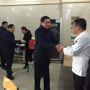 中铁一院领导给坚守工作岗位的后勤员工拜年